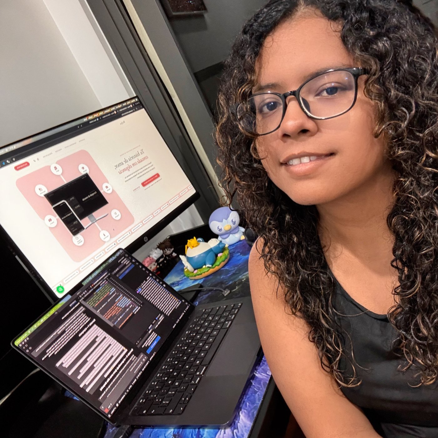 Iliana Bolaños trabajando en su escritorio, con Wedya en pantalla